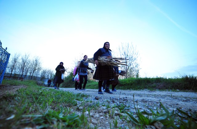 Opulența de la sat. Nu au canalizare, dar dețin trei terenuri de fotbal