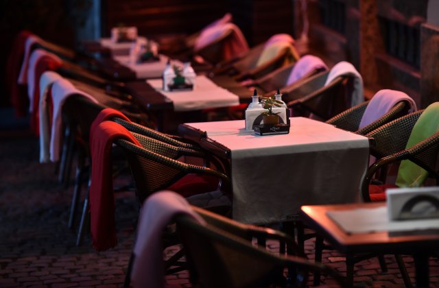 Fie ploaie, fie vânt, terasele sunt pline. E rentabil să mănânci în oraș?