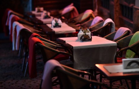 Fie ploaie, fie vânt, terasele sunt pline. E rentabil să mănânci în oraș?