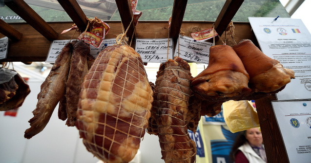 Consumăm E-uri, nu mâncare. Studiu: Un om ingerează 2 kg de aditivi pe an