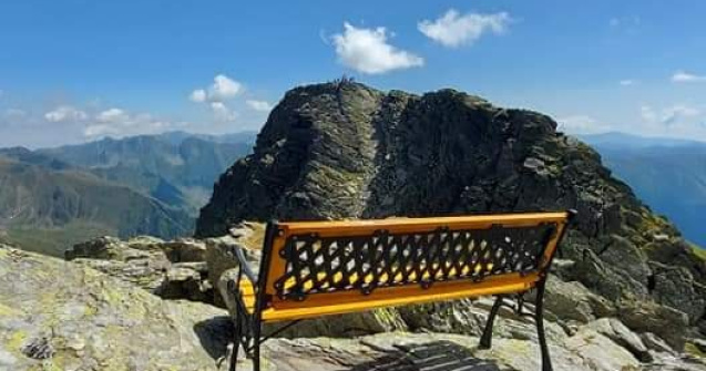 O bancă a fost montată la 2.500 de metri altitudine în munții Făgăraș