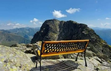 O bancă a fost montată la 2.500 de metri altitudine în munții Făgăraș