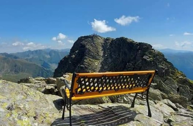 O bancă a fost montată la 2.500 de metri altitudine &icirc;n munții Făgăraș