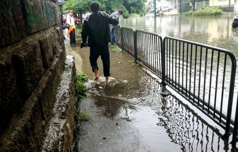 Cod portocaliu de vijelii puternice și averse torențiale în 18 județe, până miercuri dimineață