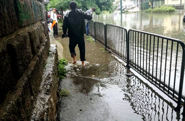 Cod portocaliu de vijelii puternice și averse torențiale &icirc;n 18 județe, p&acirc;nă miercuri dimineață