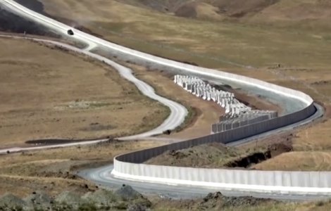 VIDEO Turcia ridică un zid pentru a preveni invazia refugiaților din Afganistan