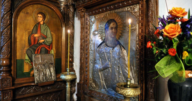 Din ce în ce mai mulți români merg la biserică pentru a blestema. Acatistele de rău sunt la ordinea zilei