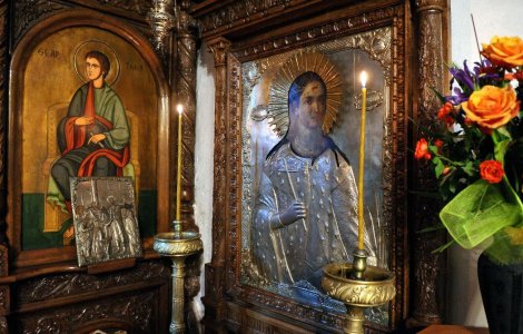 Din ce în ce mai mulți români merg la biserică pentru a blestema. Acatistele de rău sunt la ordinea zilei