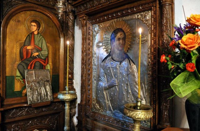 Din ce &icirc;n ce mai mulți rom&acirc;ni merg la biserică pentru a blestema. Acatistele de rău sunt la ordinea zilei