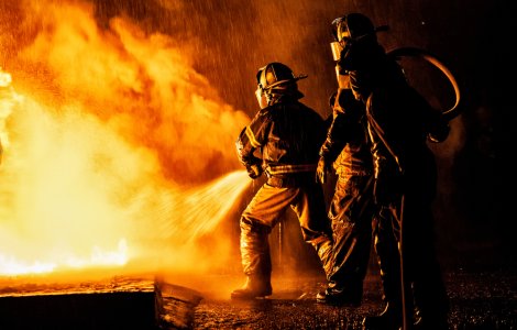 Un incendiu a izbucnit la un depozit de materiale plastice din Alba Iulia