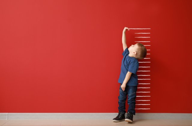 Un adolescent de 13 ani din Rusia a intrat în Cartea Recordurilor pentru înălțimea sa. Cât de înalt este băiatul