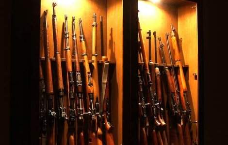 Haos in Kirgistan: La Djalal-Abad se impart pusti kalasnikov