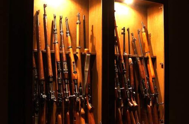 Haos in Kirgistan: La Djalal-Abad se impart pusti kalasnikov