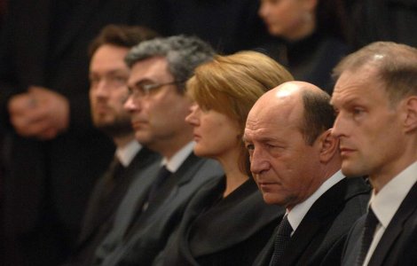 Basescu zboara cu piloti "inchiriati"