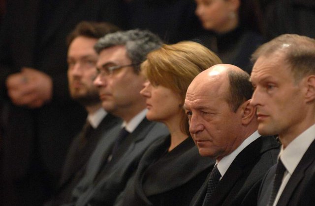 Basescu zboara cu piloti "inchiriati"
