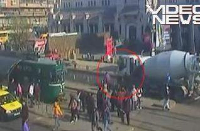 [Video] O femeie, lovita de o betoniera pe trecerea de pietoni