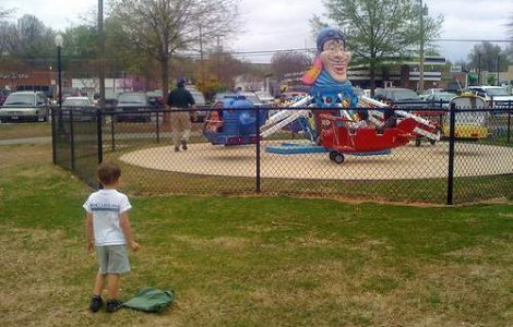 Un sofer beat a lovit doi copii care se jucau in fata blocului