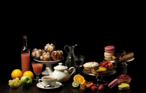 (P) Croissante proaspete si macarons delicioase pentru tine