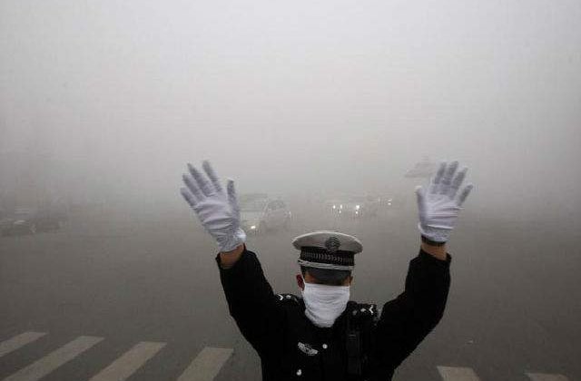 Metropola chineza, afectata de trei zile de o poluare atmosferica intensa