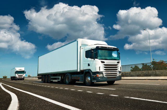 Accident pe Splaiul Independenței. Un șofer de TIR, la un pas să cadă în Dâmbovița