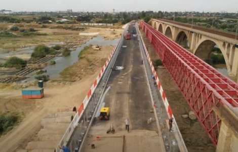 VIDEO Construcţia noului pod rutier de la Vadu Paşii este aproape finisat