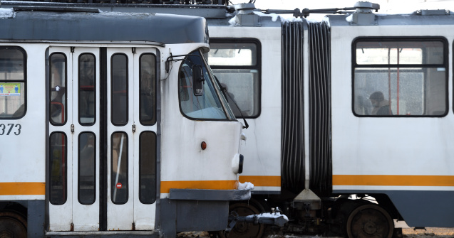 Tramvaiele vechi din Capitală pun în pericol viața călătorilor