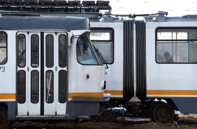 Tramvaiele vechi din Capitală pun în pericol viața călătorilor