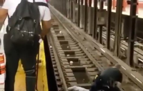 VIDEO Un polițist a salvat un bărbat care a căzut pe șinele metroului