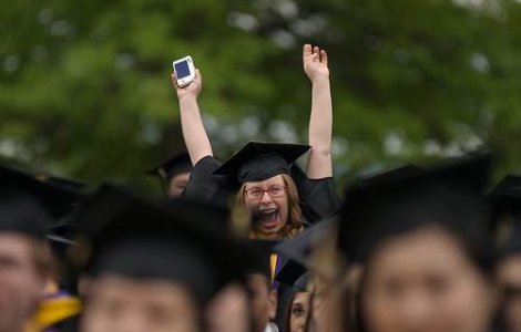 Burse de 15.000 dolari pe an pentru master sau doctorat