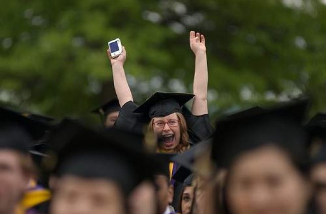 Burse de 15.000 dolari pe an pentru master sau doctorat