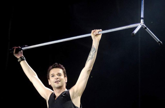 Solistul trupei Depeche Mode a adoptat fiul sotiei sale