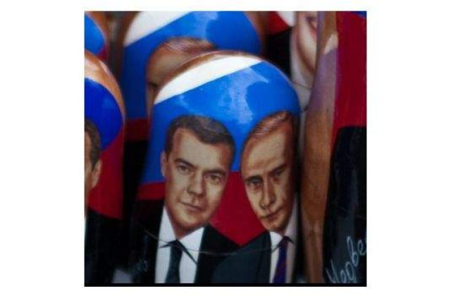 Medvedev si Putin au sanse egale la prezidentialele din 2012