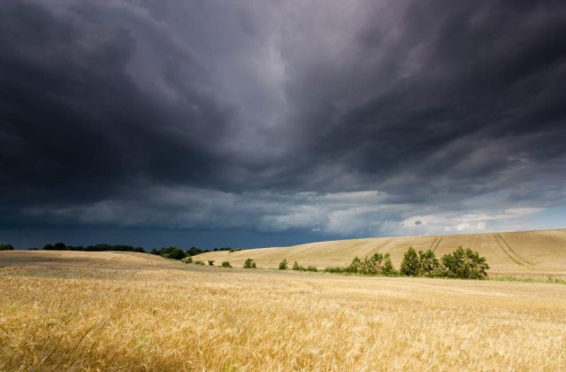 Norul de cenusa vulcanica: inofensiv pentru oameni, periculos pentru avioane