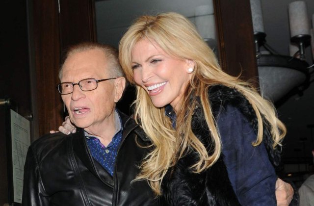 Larry King divorteaza a opta oara