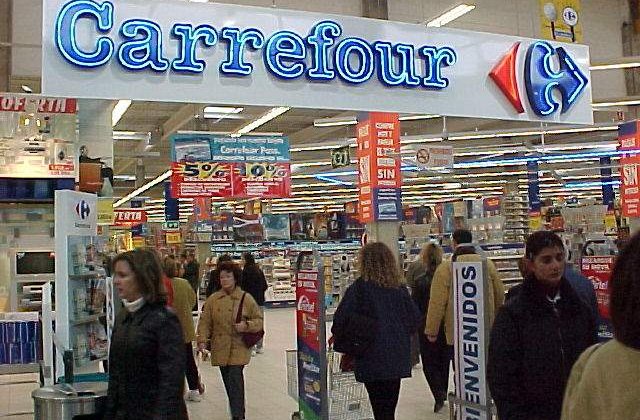 Carrefour, AMENDAT pentru un client care a asteptat 20 de minute la rand