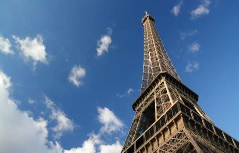 Protest Greenpeace in Turnul Eiffel