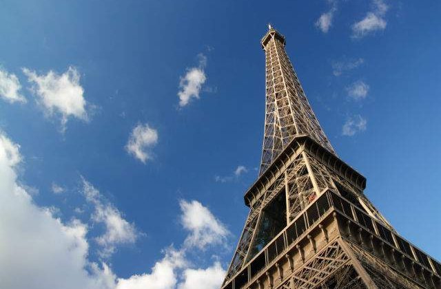 Protest Greenpeace in Turnul Eiffel