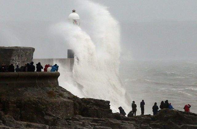 Marea Britanie si Franta, afectate de o superfurtuna