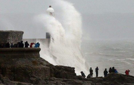Marea Britanie si Franta, afectate de o superfurtuna