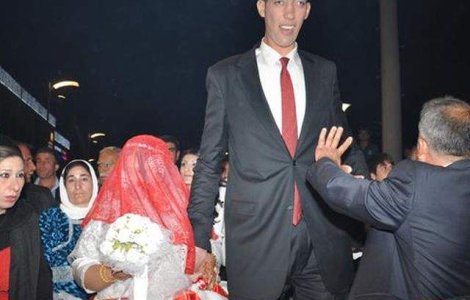 Cel mai inalt barbat din lume s-a insurat