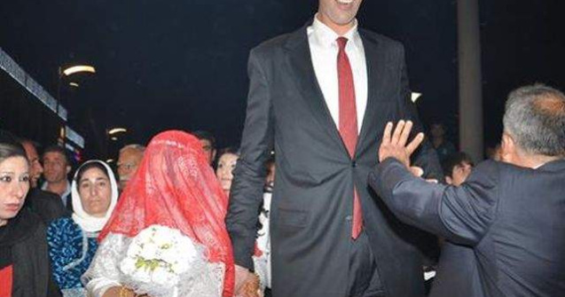 Cel mai inalt barbat din lume s-a insurat