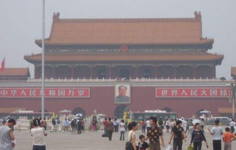 Un vehicul a intrat in multime in piata Tiananmen din Beijing