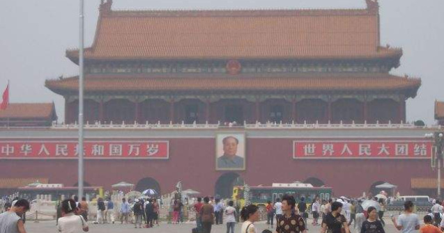 Un vehicul a intrat in multime in piata Tiananmen din Beijing