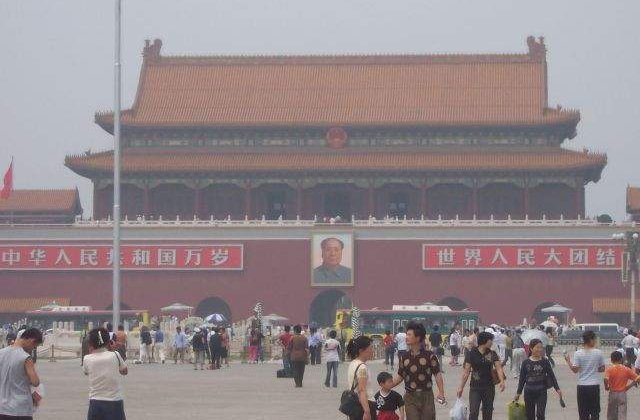Un vehicul a intrat in multime in piata Tiananmen din Beijing