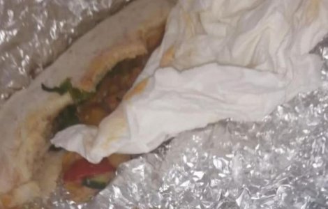 Bandaj cu sânge în sandviș. Cum a ajuns pansamentul în mâncare