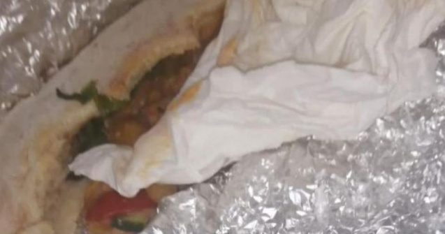 Bandaj cu sânge în sandviș. Cum a ajuns pansamentul în mâncare
