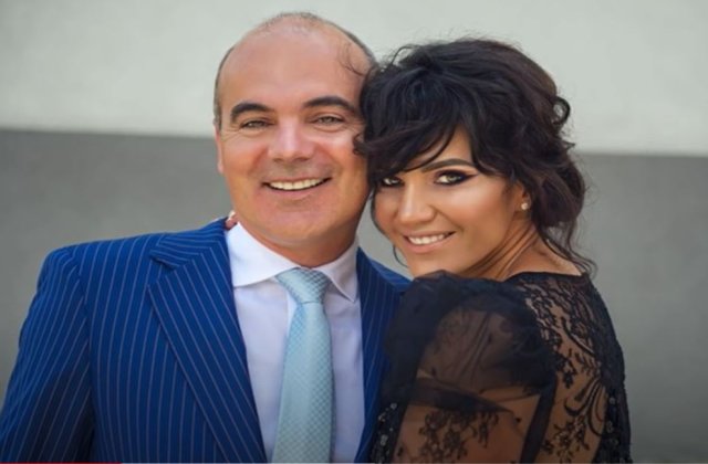 FOTO Soția lui Rareș Bogdan, în ipostaze fierbinți la malul mării. Florina face valuri în costum de baie