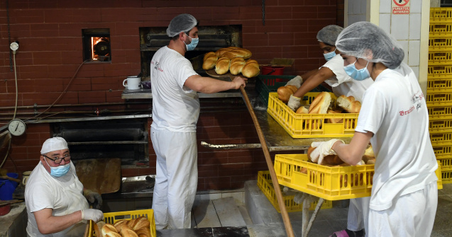 Pâinea cea de toate zilele, mai scumpă ca niciodată după o producție record