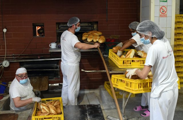 Pâinea cea de toate zilele, mai scumpă ca niciodată după o producție record