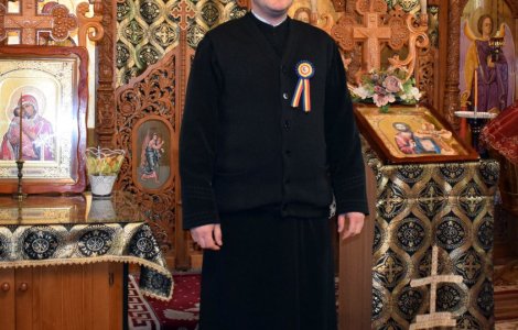 Preot acuzat că a incendiat un mormânt din răzbunare. Familia ar fi refuzat să plătească o taxă